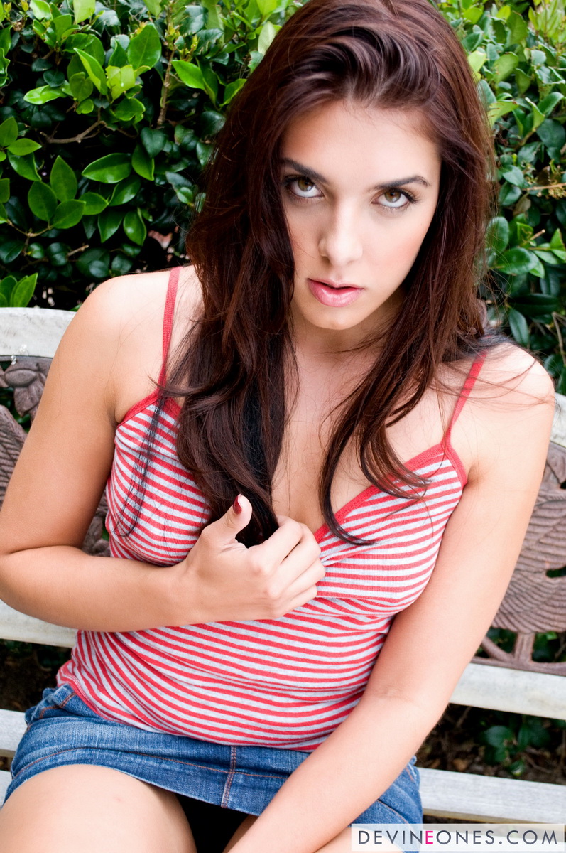devineones-claire-publicnudity-001